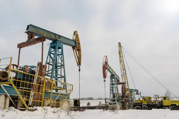 Mines et carrières. Installations pour l'extraction du pétrole des entrailles de la Terre. Pumpjack est l'entraînement hors sol pour une pompe à piston à piston alternatif dans un puits d'huile . — Photo