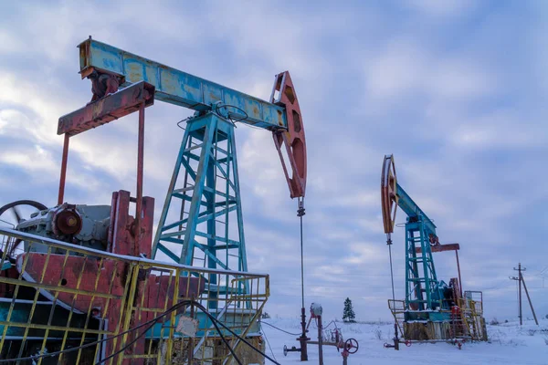 Industrie pétrolière et gazière. Pompes à huile Silhouette sur fond de ciel couchant. Équipement de l'industrie pétrolière. Fermer Vue industrielle de l'usine de raffinage de pétrole de la zone industrielle — Photo