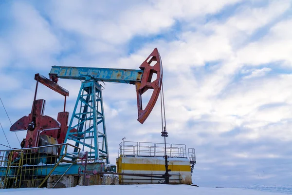 Industrie pétrolière et gazière. Pompes à huile Silhouette sur fond de ciel couchant. Équipement de l'industrie pétrolière. Fermer Vue industrielle de l'usine de raffinage de pétrole de la zone industrielle — Photo