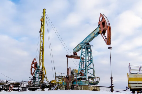 Mines et carrières. Installations pour l'extraction du pétrole des entrailles de la Terre. Pumpjack est l'entraînement hors sol pour une pompe à piston à piston alternatif dans un puits d'huile — Photo