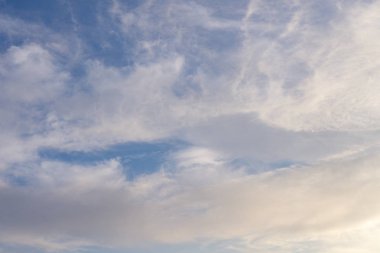 Bulutlar ve metin için yer ile su da güneş yansıması ile Mavi gökyüzü. beyaz bulutlar ile mavi gökyüzü arka plan