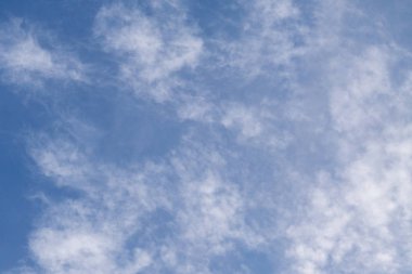 Bulutlar ve metin için yer ile su da güneş yansıması ile Mavi gökyüzü. beyaz bulutlar ile mavi gökyüzü arka plan