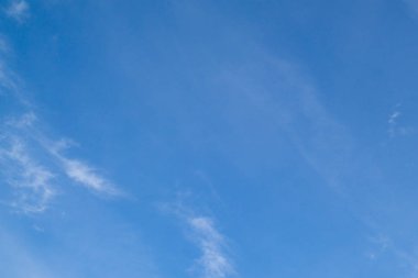 Bulutlar ve metin için yer ile su da güneş yansıması ile Mavi gökyüzü. beyaz bulutlar ile mavi gökyüzü arka plan