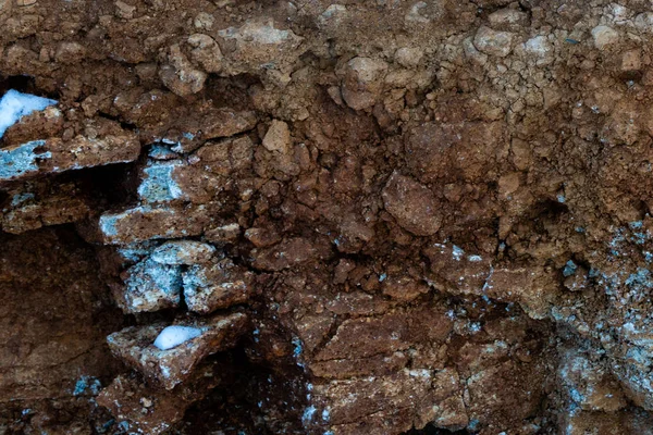 土壌カット砂岩、石、粘土、砂の構造と層。異なる構造の層を持つ砂のスライス。堆積砂岩岩の層. — ストック写真