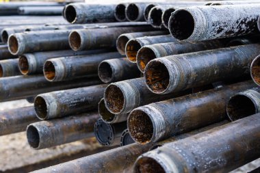 Offshore sanayi petrol ve gaz üretimi petrol boru hattı. Aşağı delik delme aleti. Güvertede boru var. Petrol ve gaz ambarının avlusunda bulunan matkap boruları kabuğu görünümü