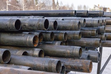 Offshore sanayi petrol ve gaz üretimi petrol boru hattı. Aşağı delik delme aleti. Güvertede boru var. Petrol ve gaz ambarının avlusunda bulunan matkap boruları kabuğu görünümü.