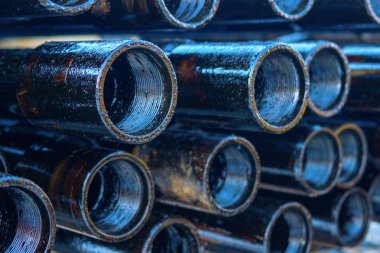 Boru metal doku. Petrol Kulesi Boru Güvertesinde Sondaj Borusu. Paslı matkap boruları kuyu bölümünde delinmiş.