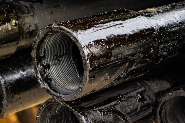 Petrol sondaj borusu. Paslı matkap boruları kuyu bölümünden delinmiş. Delik sondaj kulesi. Güverteye boru döşemek. Petrol ve benzin deposunun avlusundaki sondaj borularının görüntüsü.