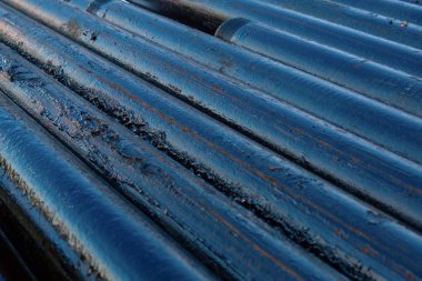 Boru metal doku. Petrol Kulesi Boru Güvertesinde Sondaj Borusu. Paslı matkap boruları kuyu bölümünde delinmiş.