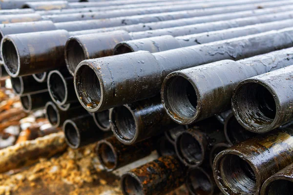 Offshore-Industrie Öl- und Gasförderung Erdölpipeline. Tiefbohranlage. Verlegung der Rohre auf dem Deck. Blick auf den Rohbau der Bohrrohre, die im Hof des Öl- und Gaslagers verlegt wurden. — Stockfoto