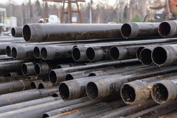 Industrie extracôtière oléoduc de production de pétrole et de gaz. Appareil de forage. Poser le tuyau sur le pont. Vue de la coquille des tuyaux de forage posés dans la cour de l'entrepôt de pétrole et de gaz . — Photo