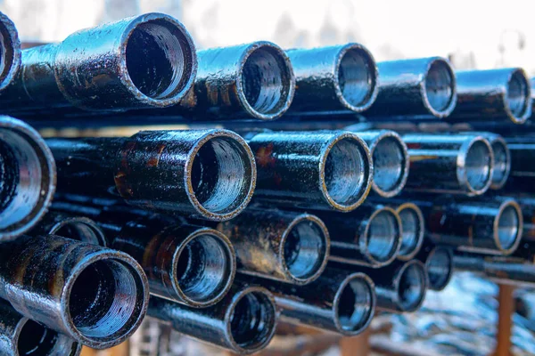 Texture métallique du tuyau. Tuyau de forage sur plate-forme de tuyau de plate-forme pétrolière. Des tuyaux de forage rouillés ont été forés dans la section du puits . — Photo
