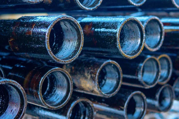 Textura de metal de tubulação. Tubo de perfuração na plataforma de tubulação de equipamento de óleo. Tubos de perfuração enferrujados foram perfurados na seção do poço . — Fotografia de Stock