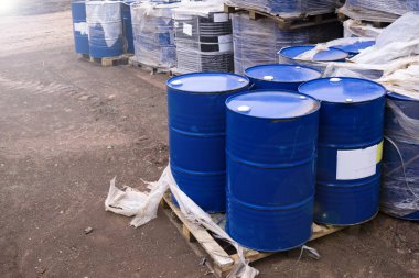 renkli metal varil. Ulaşım için yakıt içeren mavi yağ varil