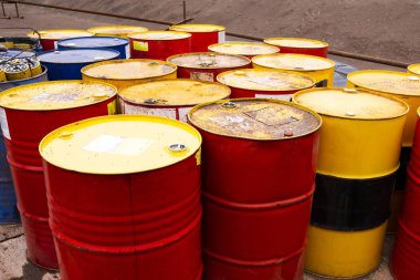 renkli metal varil. Ulaşım için yakıt içeren mavi yağ varil