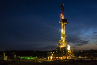 Petrol ve Gaz sondaj kulesi. Petrol ve doğalgaz endüstrisindeki petrol platformunda sondaj sondajı çalışması.