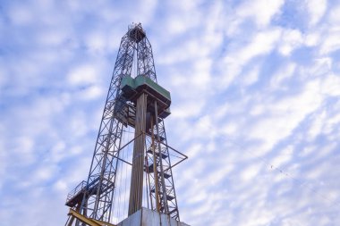 Petrol ve doğalgaz sondaj kulesi dramatik bulutlu tatlı sahnesinde. Petrol ve doğalgaz endüstrisindeki petrol platformunda sondaj sondajı çalışması.
