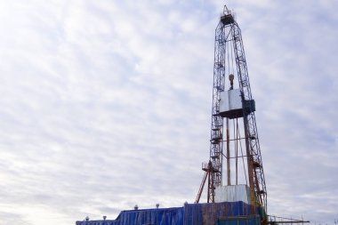 Petrol ve doğalgaz sondaj kulesi dramatik bulutlu tatlı sahnesinde. Petrol ve doğalgaz endüstrisindeki petrol platformunda sondaj sondajı çalışması.
