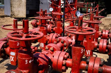 Boru hattı vanaları ile petrol ve gaz işleme tesisi. Petrol ve gaz endüstrisinde petrol boru hattı vanaları. Vana güneşli bir yaz gününde alanında bir petrol boru hattı fiş