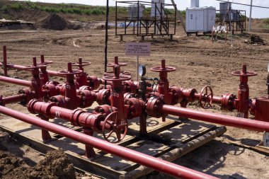 Boru hattı vanaları ile petrol ve gaz işleme tesisi. Petrol ve gaz endüstrisinde petrol boru hattı vanaları. Vana güneşli bir yaz gününde alanında bir petrol boru hattı fiş
