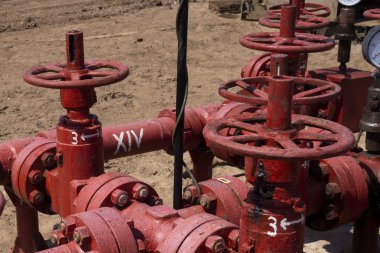Boru hattı vanaları ile petrol ve gaz işleme tesisi. Petrol ve gaz endüstrisinde petrol boru hattı vanaları. Vana güneşli bir yaz gününde alanında bir petrol boru hattı fiş
