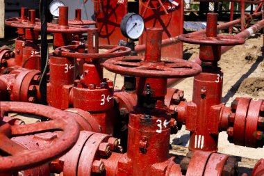 Boru hattı vanaları ile petrol ve gaz işleme tesisi. Petrol ve gaz endüstrisinde petrol boru hattı vanaları. Vana güneşli bir yaz gününde alanında bir petrol boru hattı fiş