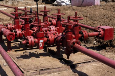 Boru hattı vanaları ile petrol ve gaz işleme tesisi. Petrol ve gaz endüstrisinde petrol boru hattı vanaları. Vana güneşli bir yaz gününde alanında bir petrol boru hattı fiş