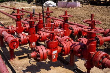Boru hattı vanaları ile petrol ve gaz işleme tesisi. Petrol ve gaz endüstrisinde petrol boru hattı vanaları. Vana güneşli bir yaz gününde alanında bir petrol boru hattı fiş
