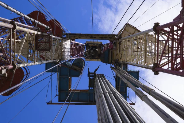 Oil and Gas Drilling Rig. Oil drilling rig operation on the oil platform in oil and gas industry. — Stock Photo, Image