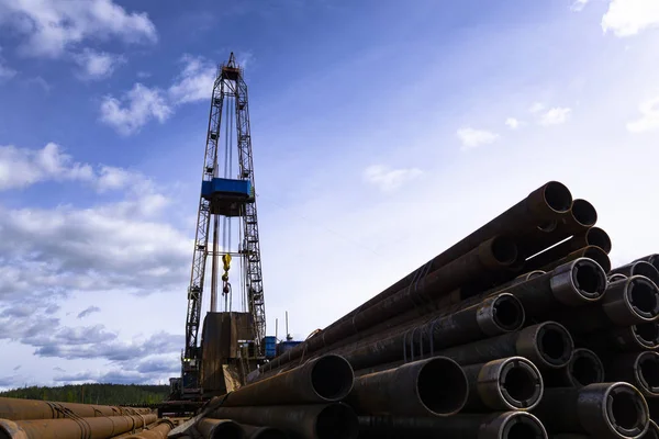 Petrol ve doğalgaz sondaj kulesi dramatik bulutlu tatlı sahnesinde. Petrol ve doğalgaz endüstrisindeki petrol platformunda sondaj sondajı çalışması.