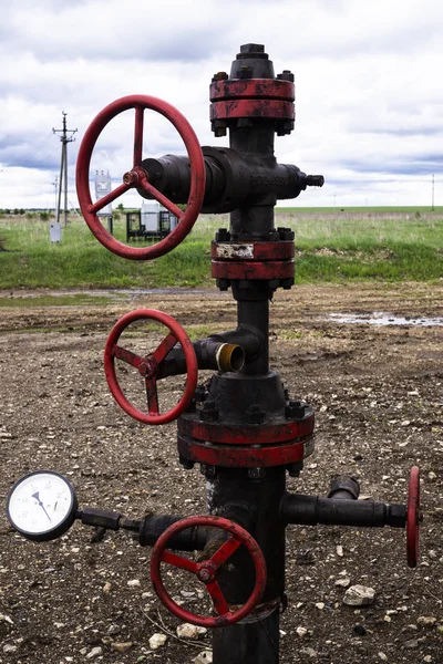 Olejové ventily a potrubí. výrobě Wellhead. Přírodní olej v pořádku. Horizontální pohled na hlavu s armatuře ventilu. Koncepce ropného a plynárenského průmyslu. Pozadí průmyslového staveniště. — Stock fotografie