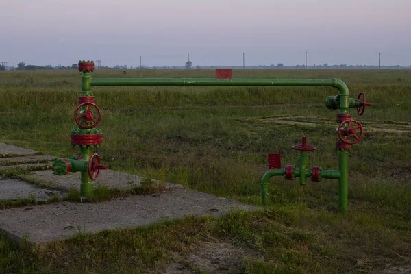 Olejové ventily a potrubí. výrobě Wellhead. Přírodní olej v pořádku. Horizontální pohled na hlavu s armatuře ventilu. Koncepce ropného a plynárenského průmyslu. Pozadí průmyslového staveniště. — Stock fotografie