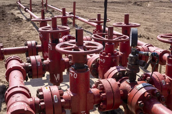 Boru hattı vanaları ile petrol ve gaz işleme tesisi. Petrol ve gaz endüstrisinde petrol boru hattı vanaları. Vana güneşli bir yaz gününde alanında bir petrol boru hattı fiş
