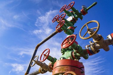 Vana armatür ile geçen yatay görünümünü. Petrol ve gaz endüstrisi kavramı. Sanayi sitesi arka plan. Tonda.