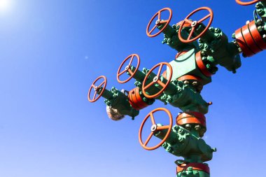 Boru hattı vanaları ile petrol ve gaz işleme tesisi. Petrol ve gaz endüstrisinde petrol boru hattı vanaları. Vana güneşli bir yaz gününde alanında bir petrol boru hattı fiş
