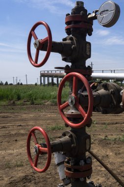 Boru hattı vanaları ile petrol ve gaz işleme tesisi. Petrol ve gaz endüstrisinde petrol boru hattı vanaları. Vana güneşli bir yaz gününde alanında bir petrol boru hattı fiş