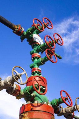 Vana armatür ile geçen yatay görünümünü. Petrol ve gaz endüstrisi kavramı. Sanayi sitesi arka plan. Tonda.