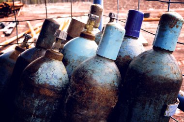 Silindirlerde doğal gaz. Gaz silindirleri fabrikada kaynak Sanayi kullanılır. Kaynak için asetilen ve gazlı çelik depolama tankları. 