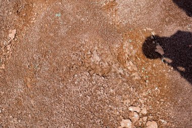 Kırmızı toprak veya toprak arka plan. Kırmızı kiltropikal laterit toprak arka plan. Kuru Turuncu yüzey, Doğal afet resmi. Küresel ısınma ve ormansızlaşmanın neden olduğu kuraklık arazileri.