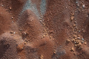 Kırmızı toprak veya toprak arka plan. Kırmızı kiltropikal laterit toprak arka plan. Kuru Turuncu yüzey, Doğal afet resmi. Küresel ısınma ve ormansızlaşmanın neden olduğu kuraklık arazileri.