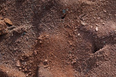 Kırmızı toprak veya toprak arka plan. Kırmızı kiltropikal laterit toprak arka plan. Kuru Turuncu yüzey, Doğal afet resmi. Küresel ısınma ve ormansızlaşmanın neden olduğu kuraklık arazileri.