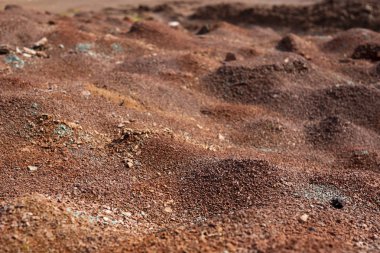 Kırmızı toprak veya toprak arka plan. Kırmızı kiltropikal laterit toprak arka plan. Kuru Turuncu yüzey, Doğal afet resmi. Küresel ısınma ve ormansızlaşmanın neden olduğu kuraklık arazileri.