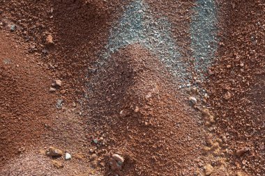 Kırmızı toprak veya toprak arka plan. Kırmızı kiltropikal laterit toprak arka plan. Kuru Turuncu yüzey, Doğal afet resmi. Küresel ısınma ve ormansızlaşmanın neden olduğu kuraklık arazileri.