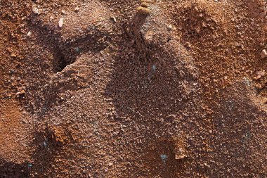 Kırmızı toprak veya toprak arka plan. Kırmızı kiltropikal laterit toprak arka plan. Kuru Turuncu yüzey, Doğal afet resmi. Küresel ısınma ve ormansızlaşmanın neden olduğu kuraklık arazileri.