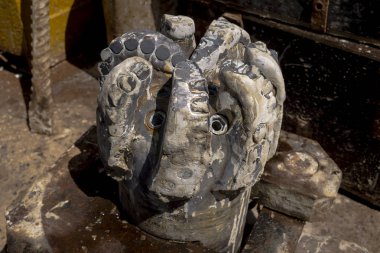 İşçiler için petrol sondaj ekipmanları. Kullanılmış sondaj ucu. Tricone Petrol Matkap Uçları