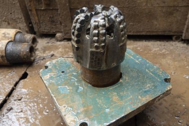 İşçiler için petrol sondaj ekipmanları. Kullanılmış sondaj ucu. Tricone Petrol Matkap Uçları