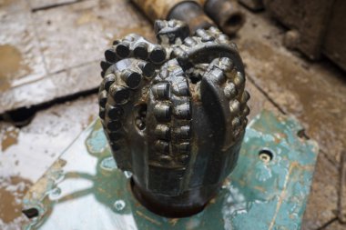 İşçiler için petrol sondaj ekipmanları. Kullanılmış sondaj ucu. Tricone Petrol Matkap Uçları