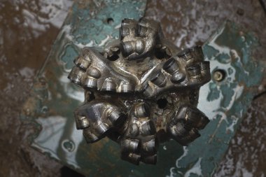 İşçiler için petrol sondaj ekipmanları. Kullanılmış sondaj ucu. Tricone Petrol Matkap Uçları