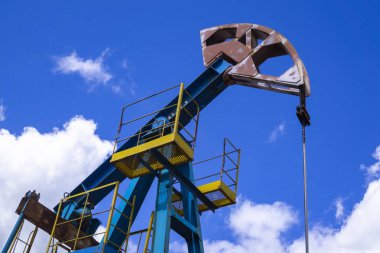 Işın pompalama ünitesi ev ödevi, petrol alanında gün batımı. Petrol pompası petrol platformu enerji sanayi makinesi petrol için. Pompa olarak pompa ünitesi bir kuyuya monte edilmiştir. Petrol yataklarının ekipmanları.