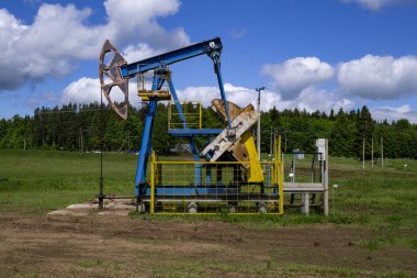 Işın pompalama ünitesi ev ödevi, petrol alanında gün batımı. Petrol pompası petrol platformu enerji sanayi makinesi petrol için. Pompa olarak pompa ünitesi bir kuyuya monte edilmiştir. Petrol yataklarının ekipmanları.